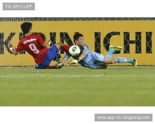 足球门将开赛前忘带手套